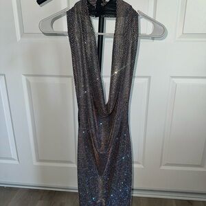 Small V Backless dress